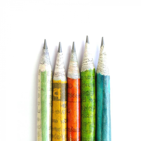 5 crayons en papier journal recyclé